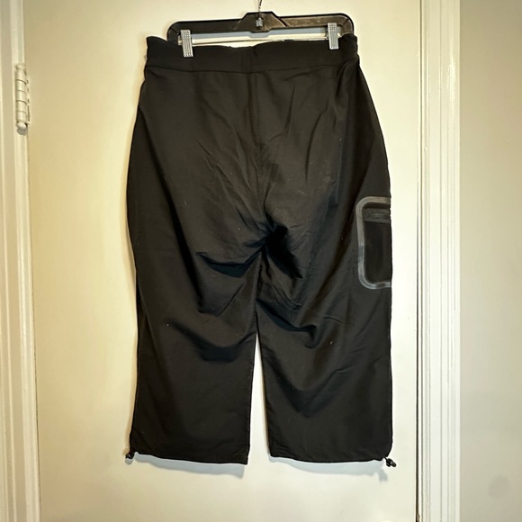 NWOT L.L. Bean Women's Comfort Cycling Capri with Cushioned Inner Short. M Black - Picture 2 of 15